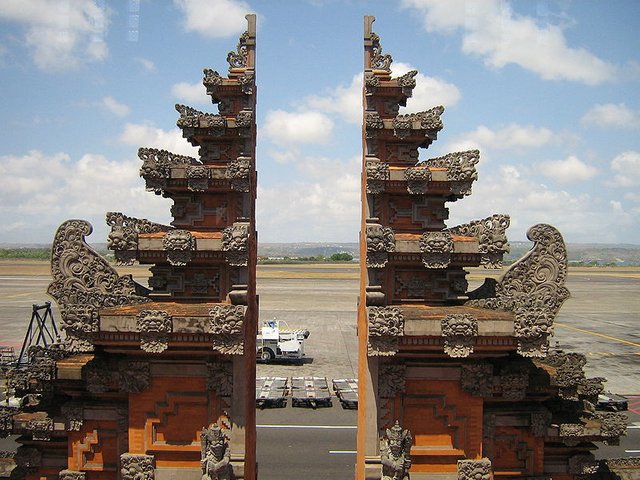 Denpasar_airport_balinese_gate.jpg