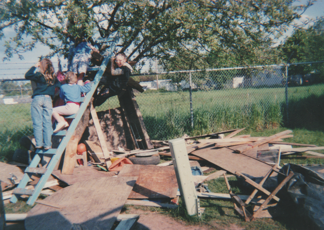 1995 apx - Janet Bailet, Crystal, Joey, Backyard 01.png