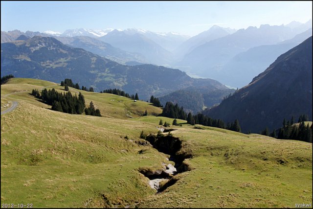 b-EU121022-205213.jpg