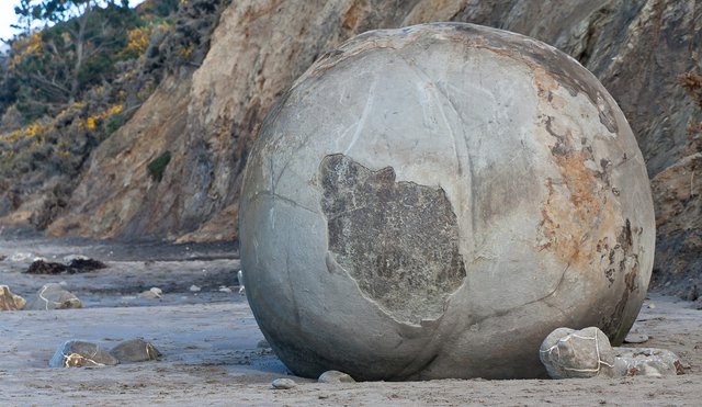 6481222731-moeraki-bouldersfootball (FILEminimizer).jpg