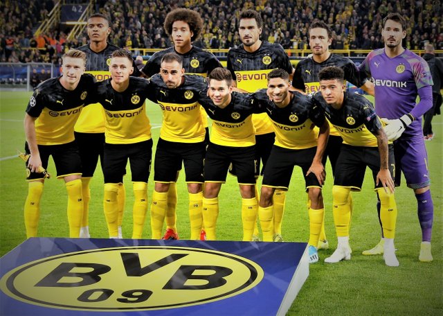 borussia dortmund team.jpg