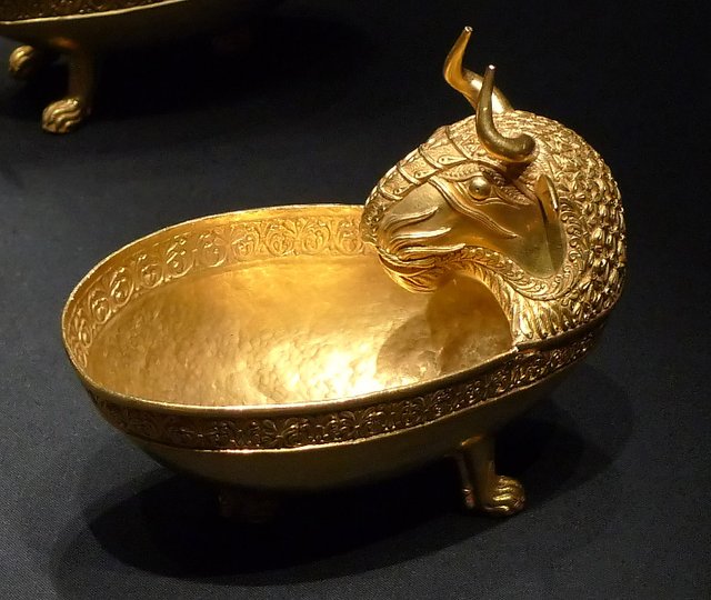 Bull's head bowl Treasure of Nagyszentmiklós photo by Sandstein 3.0.jpg