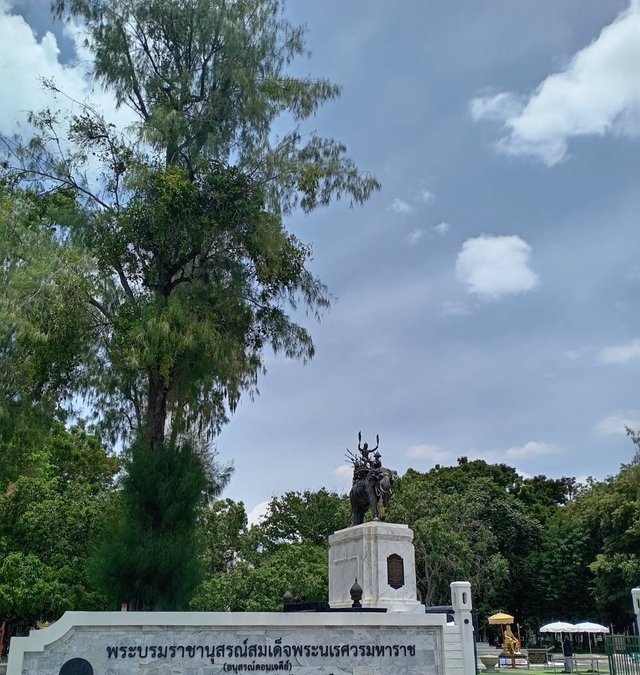Don Chedi Royal Monument1.jpg