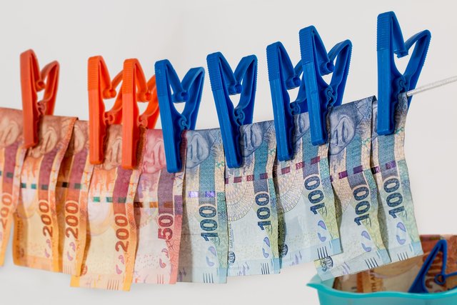 money-laundering-1963184_1920_bild von Steve Buissinne auf Pixabay.jpg
