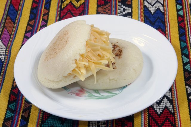 arepa-food-fastfood-venezuela-corn-bread-1420549-pxhere.com.jpg