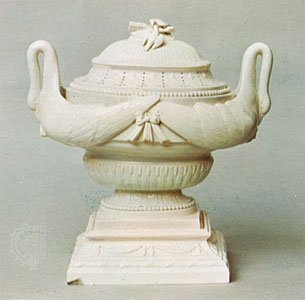 vase-Creamware-Luxembourg-Victoria-and-Albert-Museum.jpg