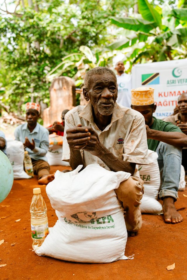 free-photo-of-elderly-man-receiving-food-aid-outdoors.jpeg