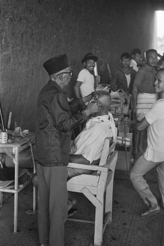 Tukang cukur di Jakarta, 1971. Joost Evers-Anefo..jpg