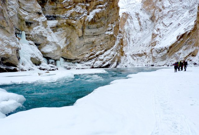 Another_frozen_water_fall_and_trekkers_on_chadar_trek-1500x1017.jpg