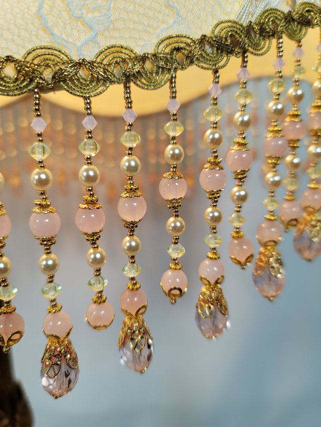 elegance-lamps-victorian-lampshades-lillies-beadslit.jpg