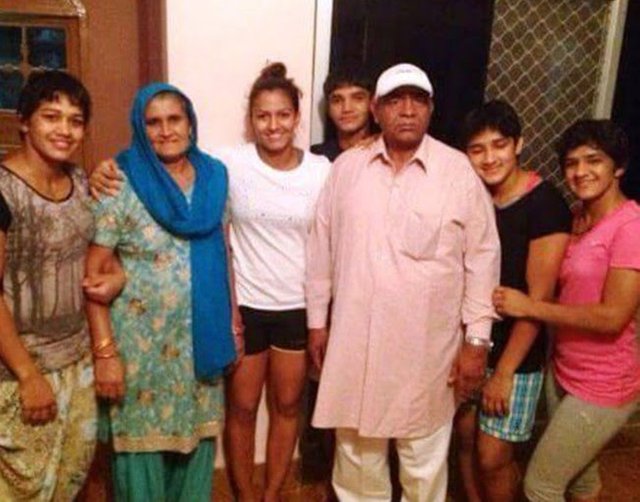 geeta-phogat-snapped-with-her-four-sisters-and-parents-in-her-residence-201610-1477028088-650x510.jpg