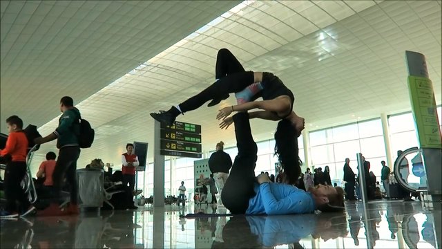 GenYoutube.net_AcroYoga_at_the_Airport.mp4.00_01_14_28.Still003.jpg