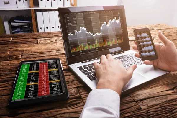 depositphotos_182964826-stock-photo-close-stock-market-broker-working.jpg