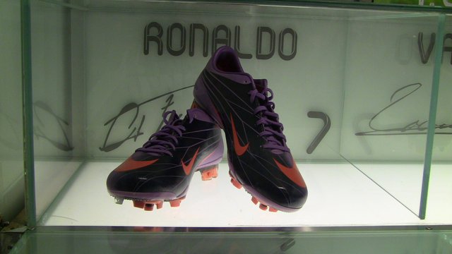 2048px-Cristiano_Ronaldo_Boots_on_display_at_Santiago_Bernabeu.jpg