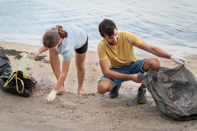 persone-che-puliscono-la-spazzatura-dalla-natura.jpg