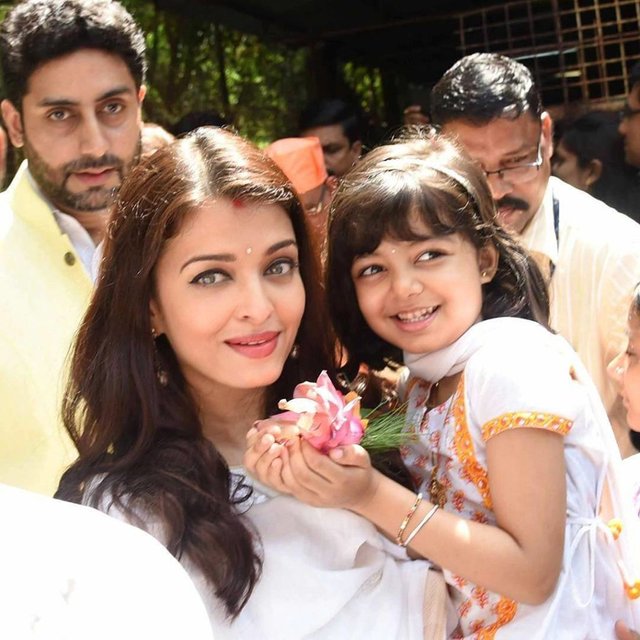 Aishwarya-Rai-with-Daughter-Aaradhya.jpg