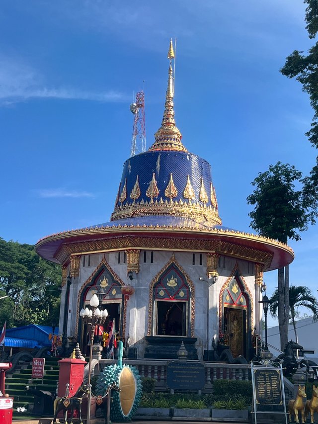 Shrine of King Taksin the Great1.jpg