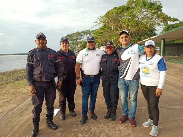 Varios bomberos, paso a nado