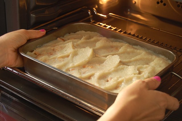 4-metiendo-al-horno-el-pastel.jpg