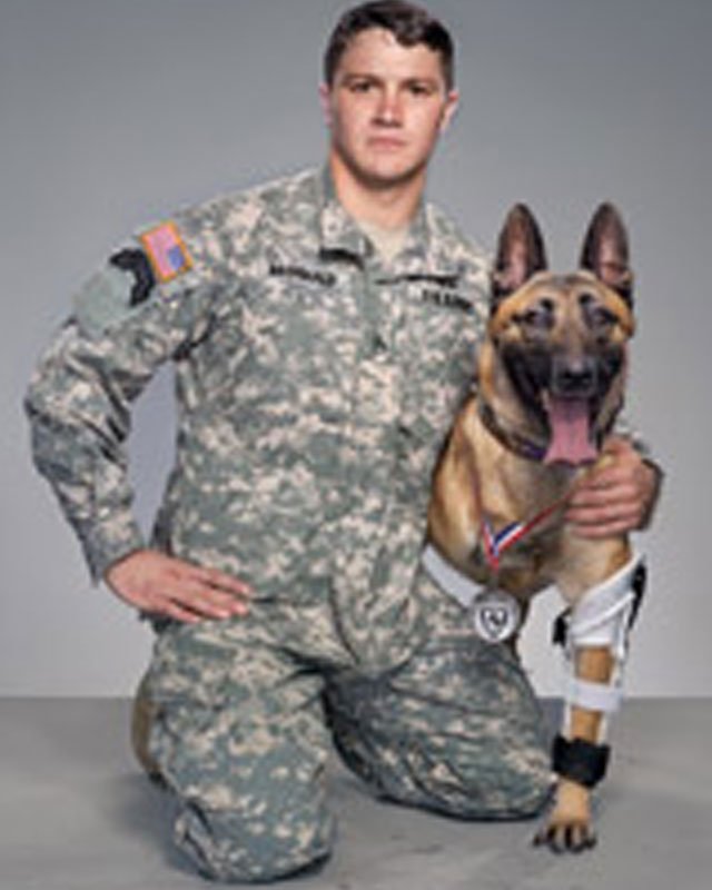 soldado-adopta-al-perro-que-salvo-su-vida-afganistan.jpg