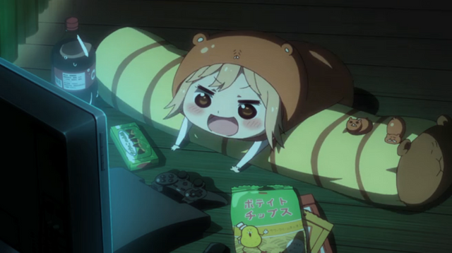 Umaru_enjoys_her_snacks_and_some_anime.png