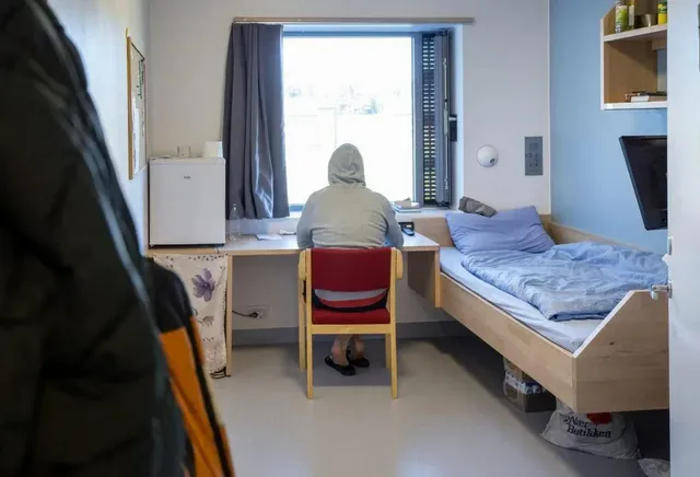 a-prison-cell-in-norway-v0-pe47cfu9pknd1.webp