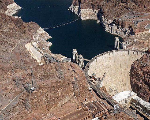 1000px-2017_Aerial_view_Hoover_Dam_4774.jpg