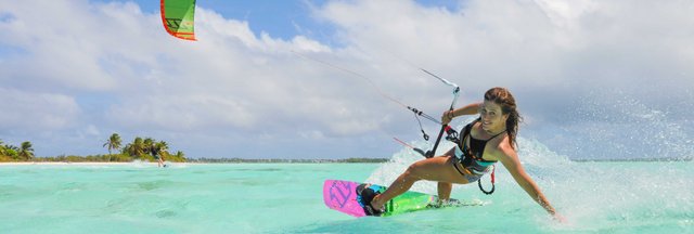 Cocos_Keeling_Islands_hero1_girl_kitesurfing_2500_844.jpg