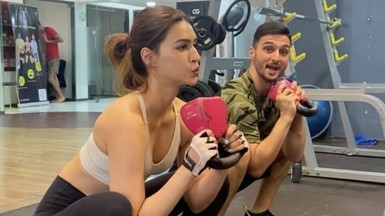 kriti_sanon_kettlebell_squats_1658225173242_1658225180815_1658225180815.jpg