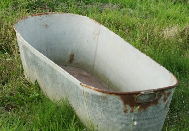 cozy_antique_tin_bathtub__10__tin_bath__foot_hire__bathroom_decor-618x429.jpg