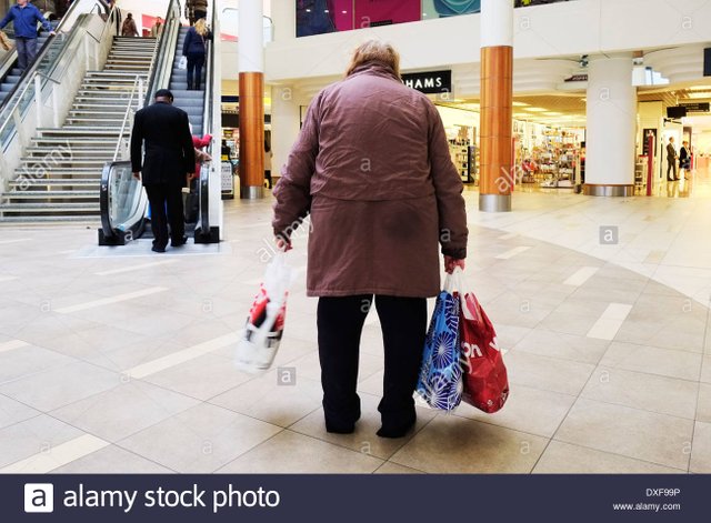 un-anciano-cansado-shopper-en-un-centro-comercial-dxf99p.jpg