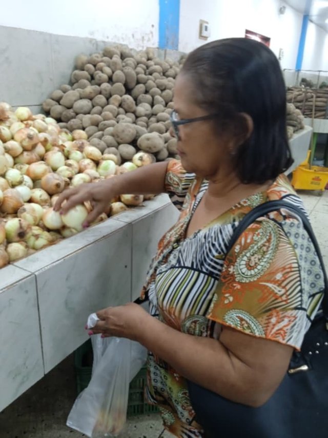 mi esposa escogiendo ceolla 136.jpg