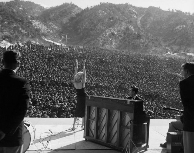 Marilyn Monroe actuando para miles de tropas aliadas en Corea 1954.jpg