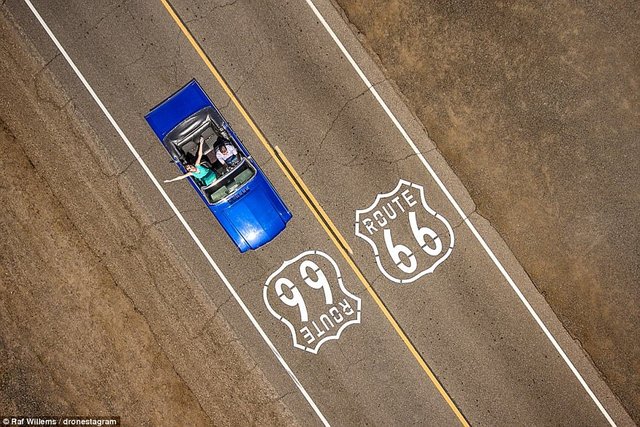 47AED1A900000578-5226729-A_couple_are_pictured_in_a_classic_blue_Ford_Mustang_Convertible-a-255_1514841065731.jpg