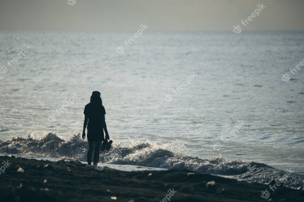 15-36-29-silueta-mujer-caminando-sola-playa_33755-7965.jpg