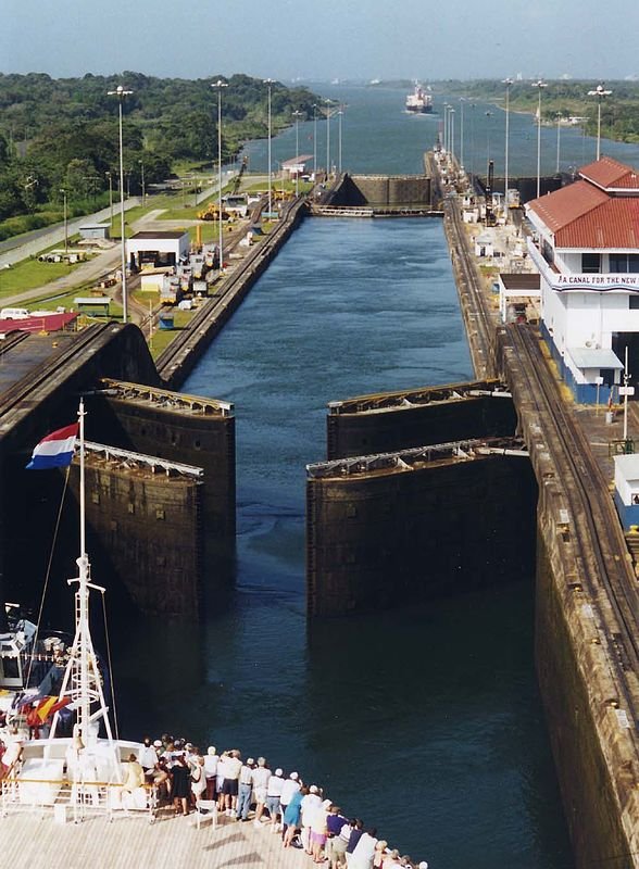 Panama_Canal_Gatun_Locks_opening.jpg