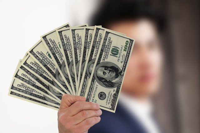 businessman-3950117_1280.jpg