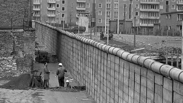 img_por_que_se_construyo_el_muro_de_berlin_1821_orig.jpg