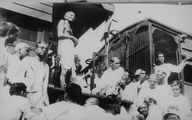 Gandhi,_Harijan_Work_at_Madras.jpg