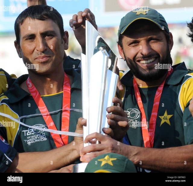 pakistans-younis-khan-and-shahid-afridi-hold-the-world-cup-trophy-GBTR83.jpg