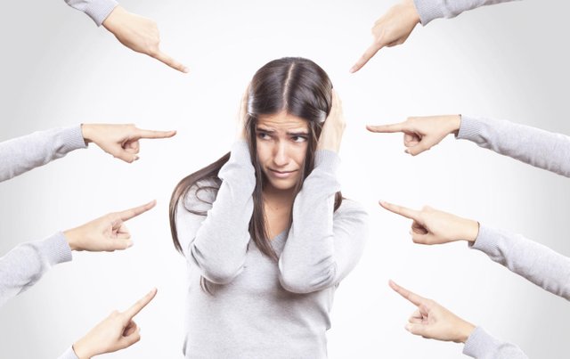 ir-de-victima-y-culpar-a-los-demas-de-todos-nuestros-problemas-es-lo-mas-facil-pero-tiene-serias-consecuencias-istock.jpg