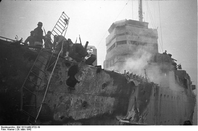 Bundesarchiv_Bild_101II-MW-3722-19,_St._Nazaire,_Zerstörer__HMS_Campbeltown_.jpg