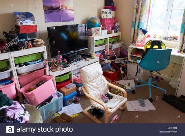 young-girls-untidy-bedroom-JEEYR1.jpg