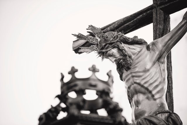 grayscale-photo-of-crucifix-977657.jpg