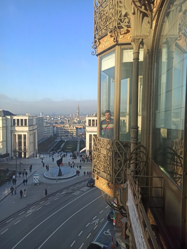 Charming view from the window to another window with all its decorations and @diegocelma inside