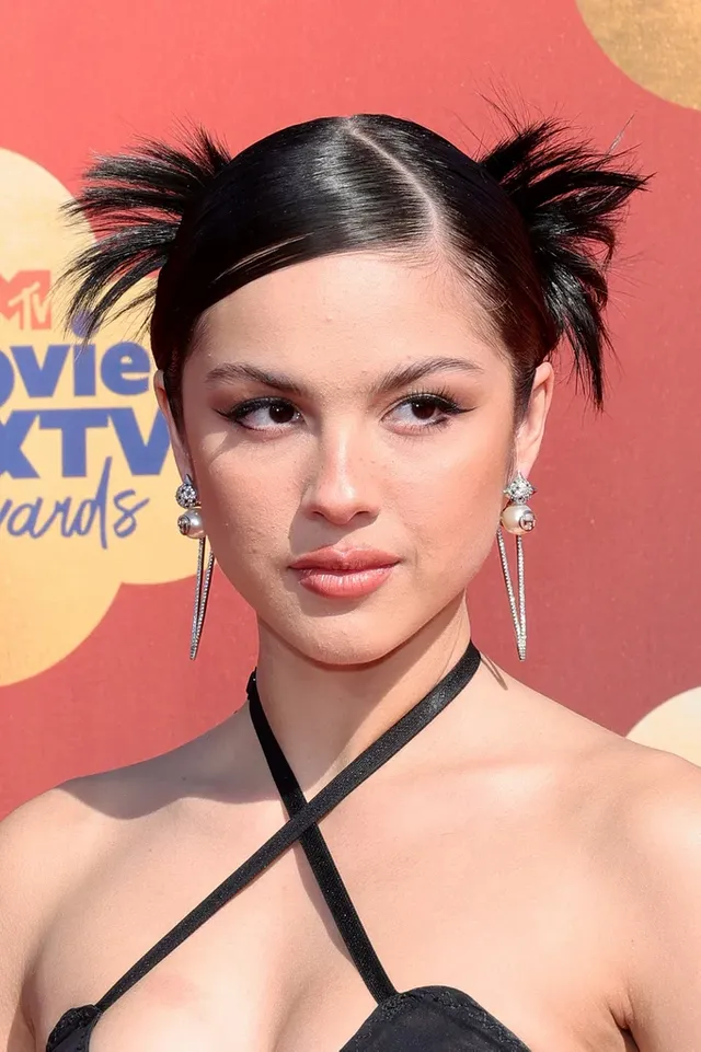 olivia-rodrigo-hair-buns-mtv-movie-tv-awards (3).webp