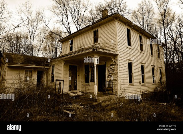 deserted-broken-down-illinois-farm-house-with-all-the-windows-broken-C297Y0.jpg