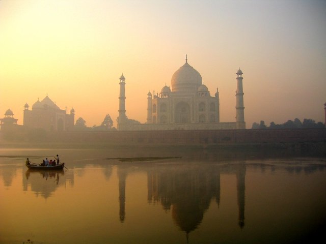 Taj_Mahal_reflection_on_Yamuna_river,_Agra.jpg