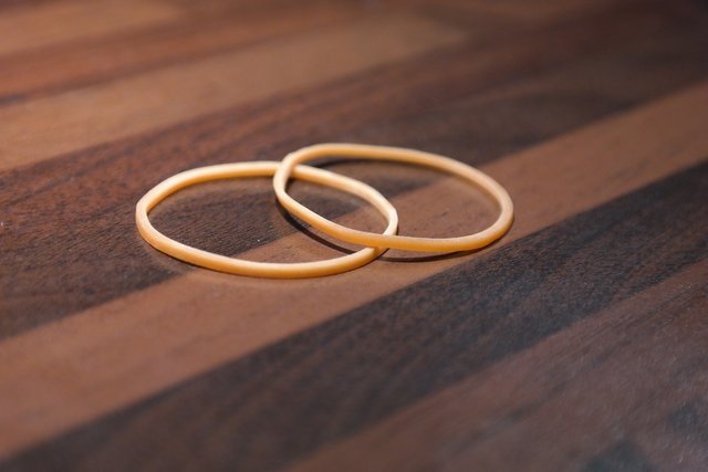 rubber-bands-g663442e7e_1920.jpg