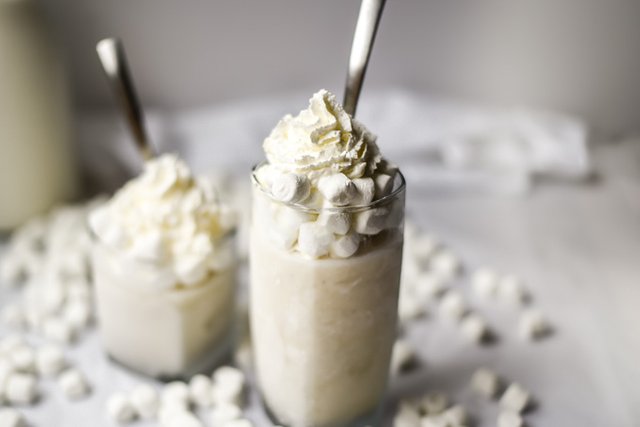 Easy Vanilla Marshmallow Milkshakes (5).jpg